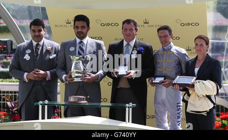 Il jockey Richard Hughes (a destra) e l'allenatore Richard Hannon (al centro) celebrano la vittoria della regina Anna Stakes con Toronado, durante il primo giorno del Royal Ascot Meeting 2014 all'ippodromo di Ascot, nel Berkshire. Foto Stock