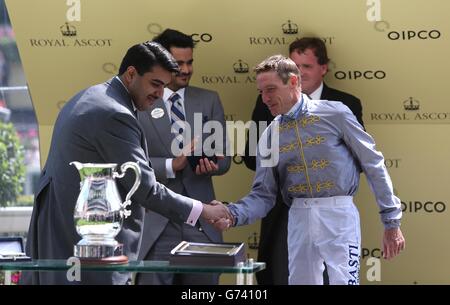 Jockey Richard Hughes (a destra) celebra la vittoria della regina Anne Stakes con Toronado, durante il primo giorno del Royal Ascot Meeting 2014 all'ippodromo di Ascot, Berkshire. Foto Stock