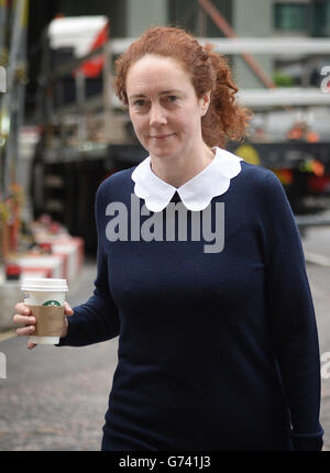 L'ex direttore generale di News International Rebekah Brooks arriva all'Old Bailey di Londra, mentre il processo di hacking telefonico continua. Foto Stock