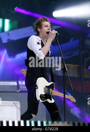 Luke Hemmings di 5 secondi d'estate durante il Summertime Ball della capitale FM al Wembley Stadium, Londra. Foto Stock