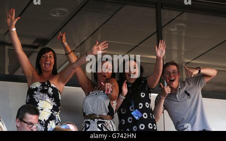 I fan guardano Jessie J durante il Summertime Ball della capitale FM al Wembley Stadium, Londra. Foto Stock