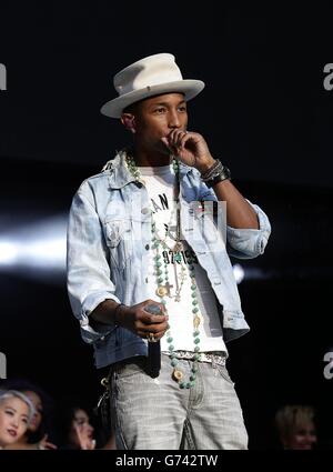 Pharrell Williams durante il Summertime Ball della capitale FM al Wembley Stadium, Londra. Foto Stock