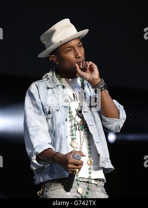 Pharrell Williams durante il Summertime Ball della capitale FM al Wembley Stadium, Londra. Foto Stock