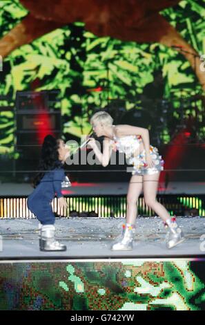 Miley Cyrus durante il Summertime Ball della capitale FM al Wembley Stadium, Londra. Foto Stock