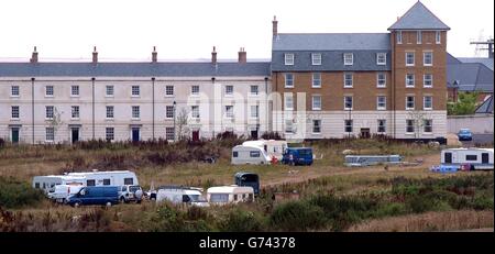 I viaggiatori accampati sulla terra di proprietà del principe di Galles hanno intenzione di muoversi presto, il Ducato di Cornovaglia ha detto oggi. Circa 60 persone su 20 caravan accampati alla periferia del villaggio modello del principe di Poundbury in Dorset Sabato scorso. Si ritiene che stessero alloggiando mentre una coppia nel gruppo ha il loro bambino trattato al Royal Dorset County Hospital nella vicina Dorchester. Foto Stock