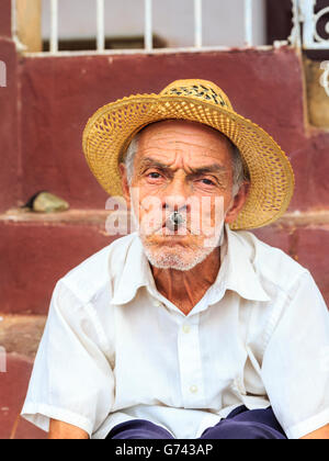 Ritratto di vecchio uomo fumatori di sigaro coloniale in Trinidad, Cuba Foto Stock