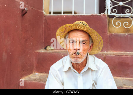 Ritratto di vecchio uomo fumatori di sigaro coloniale in Trinidad, Cuba Foto Stock