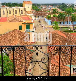 Vista verso Plaza Major e le sue strade di ciottoli nella storica città coloniale di Trinidad, Cuba Foto Stock