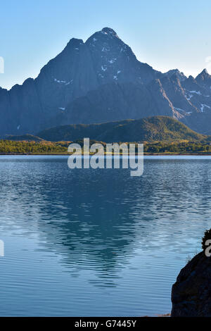 Montagna Vagakallen visto da Orsvagvaer, Lofoten Vågakallen, Ørsvågvaer, Arctic Norvegia, Isole Lofoten Foto Stock