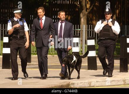 Il primo primo ministro Tony Blair (secondo da sinistra) e il segretario all'interno David Blunkett (centro), affiancati dall'ufficiale di supporto della polizia comunitaria Ton Vincent (a sinistra) e PC Wayne Anstee, quando arrivano al centro della comunità di Somersown nel nord di Londra. Il primo ministro Tony Blair ha lanciato il piano quinquennale contro la criminalità del governo con la promessa di realizzare una società costruita intorno a "regole, ordine e comportamento corretto". Blair ha affermato che il programma ha segnato la fine del consenso liberale degli anni '60 sul diritto e l'ordine. Foto Stock