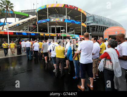 Calcio - Coppa del mondo 2014 - Miami Training Camp - Inghilterra / Ecuador - Sun Life Stadium. I tifosi devono entrare nello stadio prima del calcio d'inizio Foto Stock