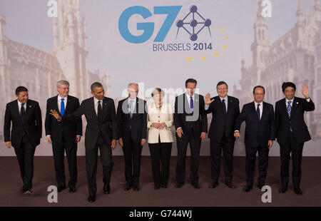 I leader del G7 propongono una fotografia di famiglia dal primo ministro italiano Matteo Renzi (sinistra-destra), dal primo ministro canadese Stephen Harper, dal presidente degli Stati Uniti Barack Obama, dal presidente del Consiglio europeo Herman Van Rompuy, dalla cancelliera tedesca Angela Merkel, dal primo ministro britannico David Cameron, dal presidente della Commissione europea Jose Manuel Barosso, Il presidente francese Francois Hollande e il primo ministro giapponese Shinzo Abe durante il vertice del G7 tenutosi presso la sede dell'UE a Bruxelles, in Belgio. Foto Stock