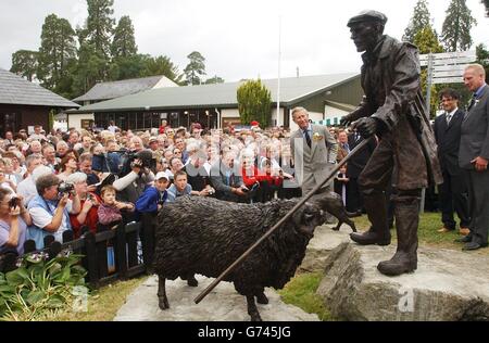 Il Principe del Galles svela una statua durante la sua visita al Royal Welsh Show Wales. Inaugura ufficialmente l'evento a Builth Wells, ora nel suo centenario, Charles ha detto che vorrebbe vedere i consumatori dire come e dove il loro cibo è stato coltivato. Il Royal Welsh Show è uno spettacolo agricolo di quattro giorni che mostra il meglio della ricca industria rurale del principato. L'evento, che si tiene ogni anno nel mese di luglio presso il suo luogo di esposizione permanente a Builth Wells, attira più di 200,000 visitatori ogni anno. Foto Stock