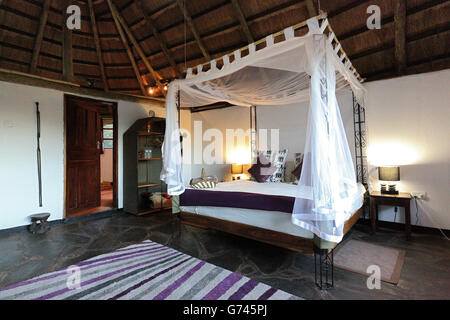 Letto matrimoniale, camera da letto matrimoniale, zanzariera, hotel,  Zambia, Africa Foto stock - Alamy