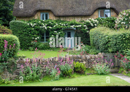 Cotswold stone cottage con tetto in paglia e giardino, Chipping Campden, Cotswolds, Gloucestershire, Inghilterra Foto Stock