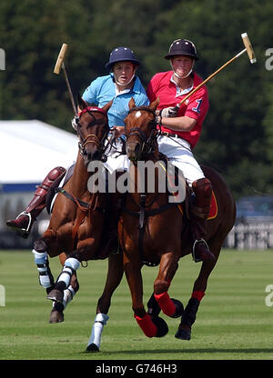 Prince Harry (a destra) in azione durante una partita di polo al Windsor Great Park, giocando come capitano della squadra del Principe di Galles contro Hurlingham. Foto Stock