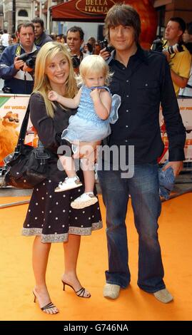 Gail e Dan Hipgrave con la loro figlia Honey arrivano per la prima del Regno Unito di beneficenza di Garfield il film in aiuto del Great Ormond Street Children's Hospital presso il Vue Cinema di Leicester Square, nel centro di Londra. Foto Stock