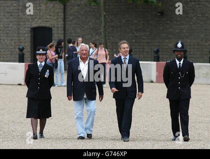 Il primo Ministro Tony Blair (secondo da destra) cammina con il Constable della polizia Metropolitana Joel Edwards (a destra), Michael Winner (secondo da sinistra) e il Constable della polizia di Manchester Greater Lynn Bialowas (a sinistra) nella Parata di Horseguard sulla strada per una visita del sito del National Police Memorial, Whitehall, Londra, 22 luglio 2004. Il memoriale sarà aperto nell'ottobre 2004 per commemorare gli ufficiali di polizia britannici che sono stati uccisi nel corso del dovere, ed è il frutto del fondatore della Police Memorial Trust, Michael Winner. Foto Stock