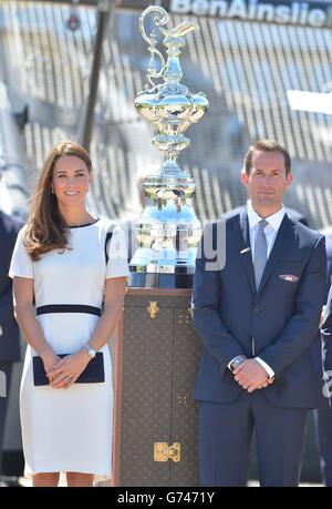 La Duchessa di Cambridge con Sir ben Ainslie di fronte all'America's Cup durante una visita al National Maritime Museum di Londra. Foto Stock