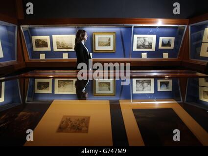 Laura Oakley, dipendente della Scottish National Gallery, con opere d'arte della mostra First Sight alla Scottish National Gallery di Edimburgo, Scozia. Foto Stock