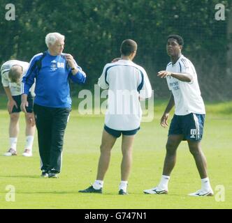 Il manager della Newcastle United Sir Bobby Robson (a sinistra) si allena con la nuova firma Patrick Kluivert (a destra) presso il campo di allenamento Blue Flame del club a Newcastle. Foto Stock