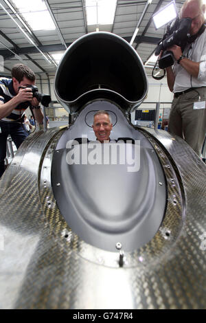 Il pilota di Bloodhound Andy Green, 51 anni, si trova nell'abitacolo della &libbra; 10 milioni di auto Bloodhound alimentate da razzi presso il Bloodhound Technical Center di Bristol, mentre la missione di produrre la prima macchina a 1.000mph ha fatto un enorme passo avanti con la presentazione dell'abitacolo. Foto Stock