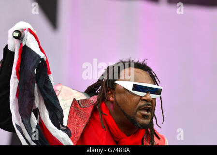 Benji Webbe di Skindred si esibisce durante il primo giorno del 2014 Download Festival al Donington Park. Foto Stock