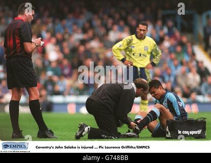 F.A. Carling Premiership Soccer - Coventry City v Blackbrun Rovers. John Salako di Coventry è ferito Foto Stock