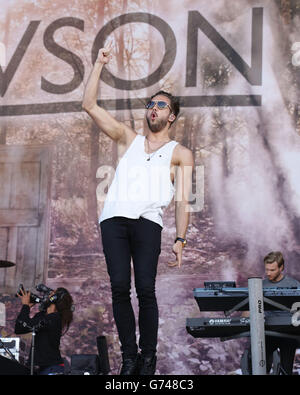 Andy Brown di Lawson si esibisce sul palco principale all'Isle of Wight Festival, a Seaclose Park, Newport, Isle of Wight. Foto Stock