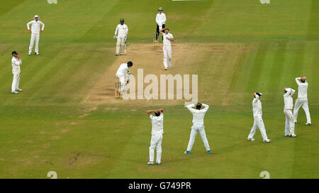 James Anderson in Inghilterra reagisce dopo aver omesso di prendere il wicket di Nuwan Kulasekara nello Sri Lanka durante il quinto giorno della partita di Investec Test al Lord's Cricket Ground, Londra. Foto Stock