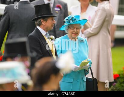 La regina Elisabetta II nell'anello della parata durante il terzo giorno del Royal Ascot Meeting 2014 all'Ippodromo di Ascot, Berkshire. Foto Stock