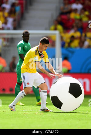 Il colombiano James Rodriguez afferra un calcio gigante che è stato gettato sul campo Foto Stock