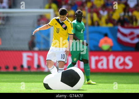 James Rodriguez della Colombia e Cheick Tiote della Costa d'Avorio guardano la palla gonfiabile sul campo Foto Stock