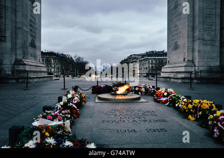 Tomba del Milite Ignoto e la fiamma eterna presso l'Arc de Triomphe a Parigi, Francia Foto Stock