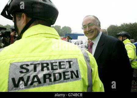 Michael Howard presso il Street Warden Briefing Center di Middlesbrough. La polizia è stata minata dalla correttezza politica e riceverà il sostegno per la polizia di "tolleranza zero" sotto un governo di Tory, ha detto Michael Howard durante una visita a Middlesbrough dove ha incontrato il sindaco eletto Ray Mallon, Che nella sua precedente carriera come ufficiale di polizia era soprannominato 'Robocop' per la sua difesa di un approccio di tolleranza zero. Il leader del partito ha inoltre rivelato che avrebbe scartato un programma volto a evitare che le minoranze etniche fossero ingiustamente prese di mira dalla polizia per strada. Foto Stock