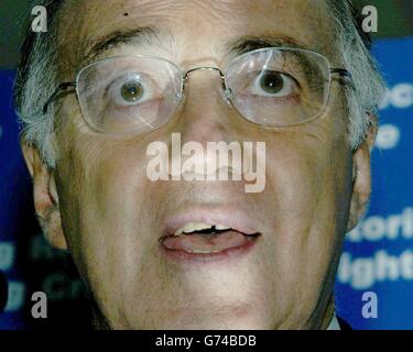 Il leader conservatore Michael Howard ha tenuto un discorso sul crimine al Thistle Hotel di Middlesborough. Foto Stock