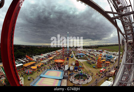 The Hopping, la più grande fiera di divertimento itinerante del mondo, ufficialmente aperta a Newcastle, Moor questo fine settimana, la fiera festeggia il suo 132° anno, ha più di 300 attrazioni e durerà per 2 settimane. Foto Stock