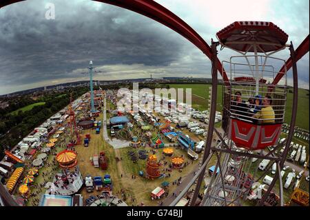 The Hopping, la più grande fiera di divertimento itinerante del mondo, ufficialmente aperta a Newcastle, Moor questo fine settimana, la fiera festeggia il suo 132° anno, ha più di 300 attrazioni e durerà per 2 settimane. Foto Stock