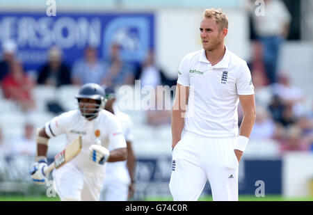 Stuart in Inghilterra guarda come Kumar Sangakkara dello Sri Lanka (a sinistra) fa corse, durante il terzo giorno della seconda partita di test Investec a Headingley, Leeds. Foto Stock