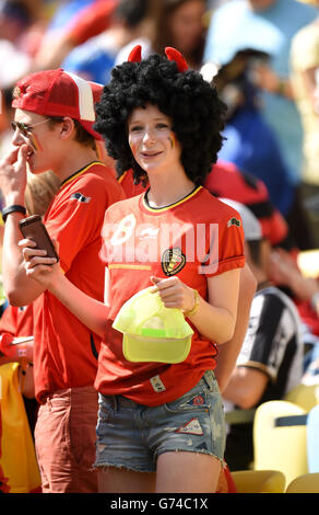 Un fan belga mostra il supporto per il suo team in stand Foto Stock