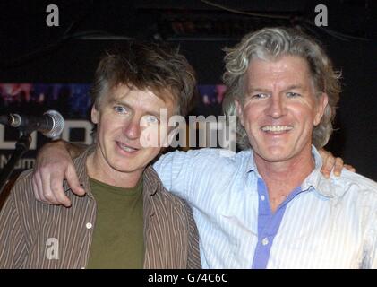 Il duo kiwi Finn Brothers - Neil (a sinistra) e Tim Finn - durante un'apparizione in negozio al Virgin Megastore su Oxford Street, nel centro di Londra, per firmare copie del loro nuovo singolo 'Won't Give in' , Dall'album "Everyone is Here" - e la loro prima collaborazione insieme da quando la casa affollata si è divisa nel 1996. Foto Stock