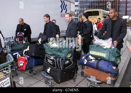 La squadra australiana della lega di rugby arriva all'aeroporto di Manchester, mentre la squadra australiana in tournée arriva in Gran Bretagna per una serie di test a tre partite. Il primo test si disputerà a Huddersfield il 11/11/01, seguito da ulteriori partite a Bolton e Wigan. Foto Stock