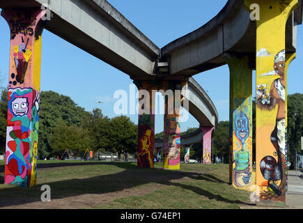 Borsa da viaggio, Porto Alegre. Graffiti adorna una superstrada a Porto Alegre, Brasile Foto Stock