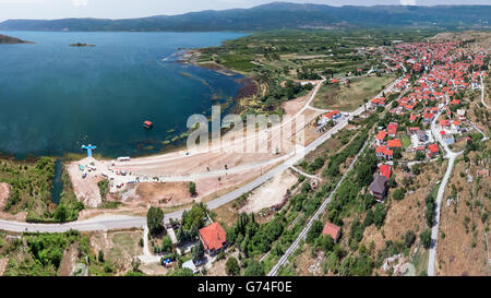 Città Arnissa e Lake Vegoritida, Makedonia centrale, Grecia, vista aerea Foto Stock