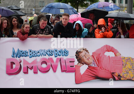 I fan aspettano sotto la pioggia alla prima mondiale di Mrs Brown's Boys D'Movie al Savoy Cinema di o'Connell Street, Dublino. PREMERE ASSOCIAZIONE foto. Data immagine: Mercoledì 25 giugno 2014. Il credito fotografico dovrebbe essere: Artur Widak/PA Wire Foto Stock