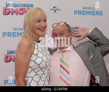 Brendan o'Carroll (a destra) e Jennifer Gibney partecipano alla prima mondiale di Mrs Brown's Boys D'Movie al Savoy Cinema di o'Connell Street, Dublino. Foto Stock