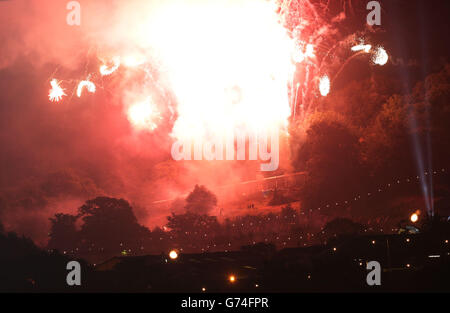 Glastonbury Festival 2014 - preparazione. Fuochi d'artificio al Festival di Glastonbury, presso la Worthy Farm nel Somerset. Foto Stock