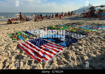 Una vista generale degli asciugamani sulla spiaggia di Ipanema a Rio de Janeiro, Brasile. Foto Stock