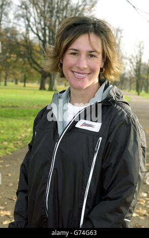 Campione mondiale e olimpico del vault dei poli delle donne e titolare del record mondiale indoor e outdoor, Stacy Dragila, si pone a Hyde Park nel centro di Londra. * ...... dopo aver annunciato il suo ingresso nel quadrimenero Energizer Euroseries che porta a Stoccolma, Gand e Lievin, più il Norwich Union Grand Prix alla National Indoor Arena di Birmingham. Stacy è stata votata atleta femminile dell'anno solo dalla Fondazione Atletica Internazionale di Monte Carlo. Foto Stock