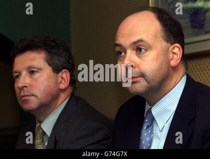 Keith Harris (a sinistra), presidente della Football League e David Burns (a destra), amministratore delegato della Football League, parlano con i media durante la riunione della Football League al Meadow Lane Ground di Notts County, a Nottingham. * la riunione della Football League ha avuto luogo per discutere la possibile formazione della "Phoenix League", una Premier League Division Two che prevede anche squadre scozzesi, Rangers & Celtic. Foto Stock